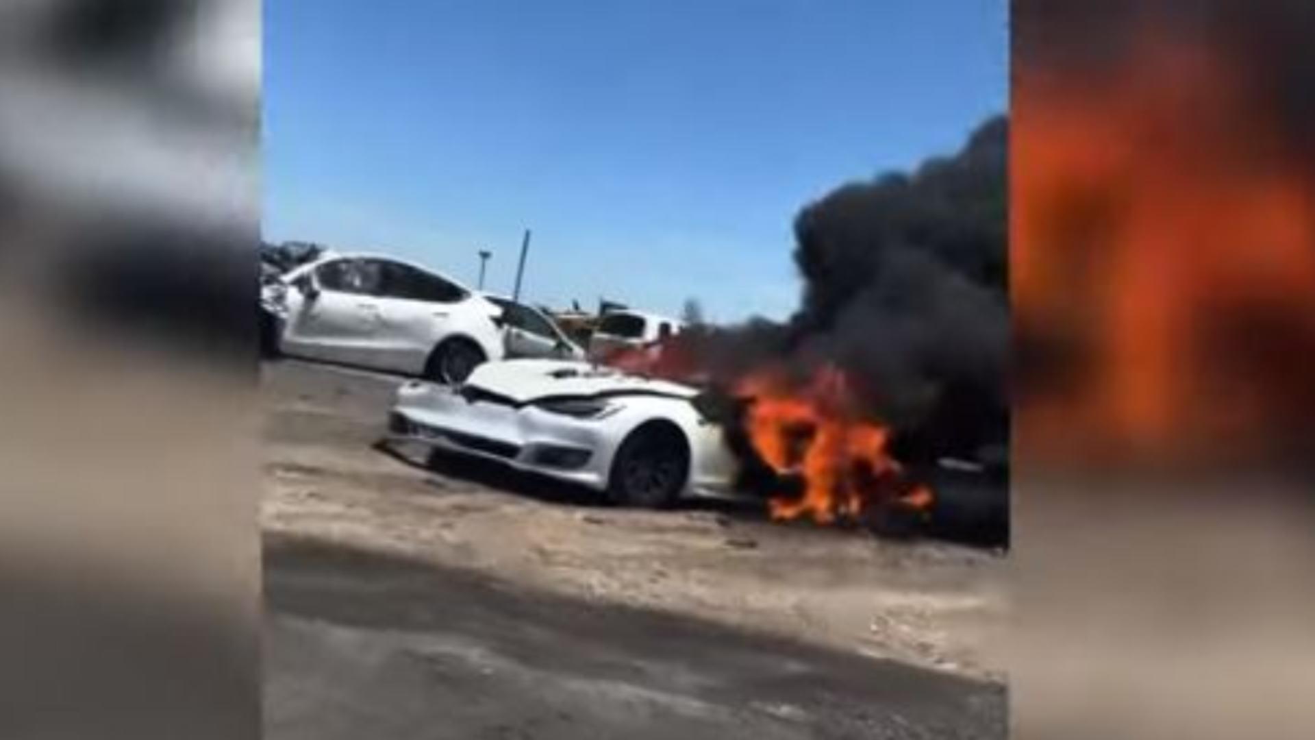Mașină Tesla, în flăcări