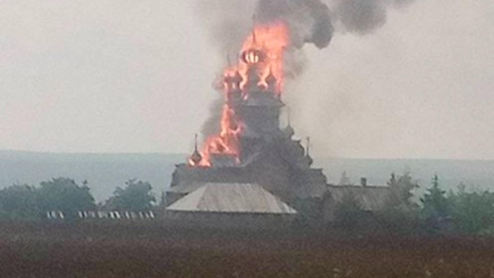 Mânăstire în flăcări în Donețk, în care erau 300 de persoane, bombardată de ruși - Primele victime, anunțate de Zelenski