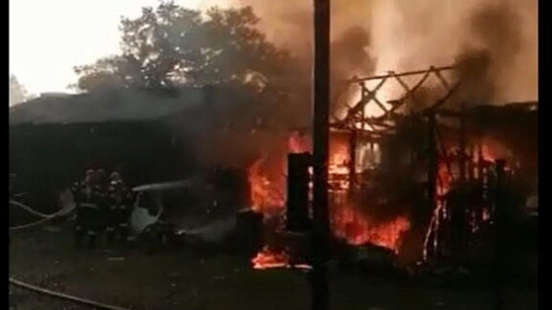 Incendiu puternic la un atelier mecanic din Suceava