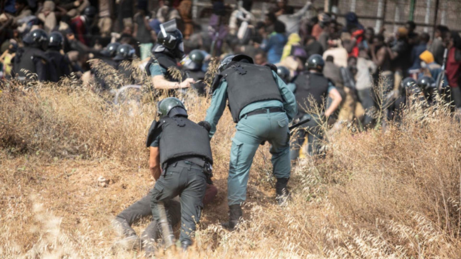 Mii de migranți au luat cu asalt intrarea în enclava Melilla / Foto: Profi Media