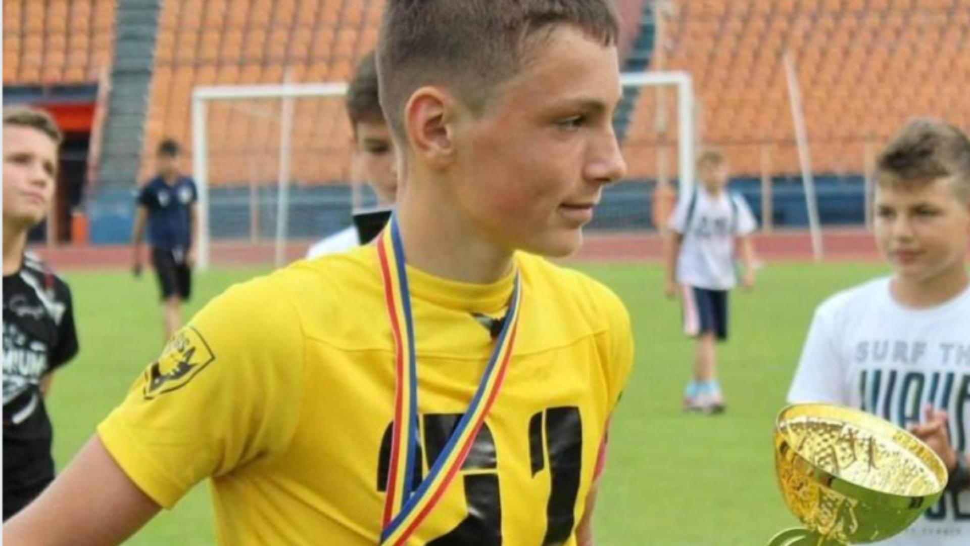 Face naveta 80 de kilometri pe zi pentru a juca fotbal: cine este băiatul din Tulcea cu o voință de fier