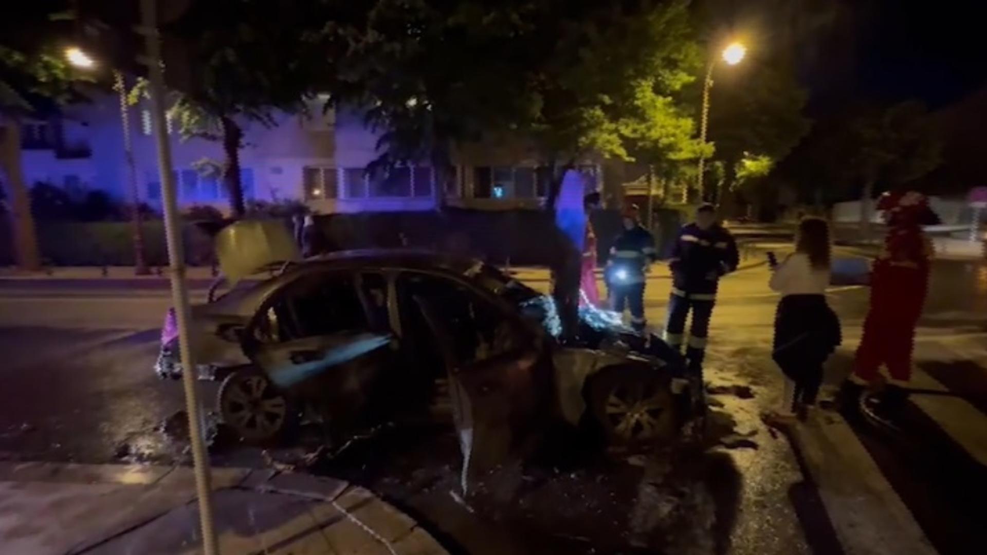 Clipe de panică în Constanța: o mașină a ars ca o torță, în plină stradă - pericol de explozie 