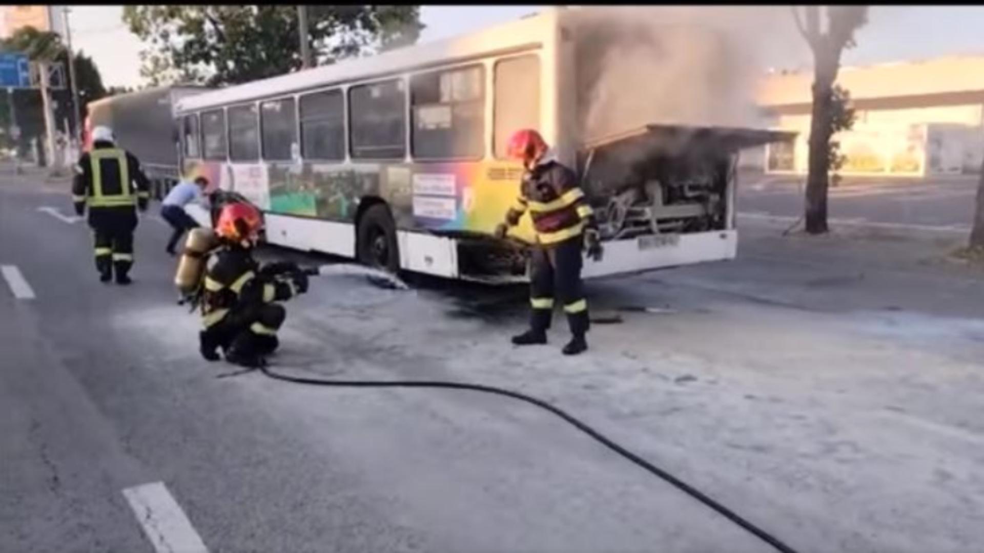 Un autobuz cu călători a luat foc în mers