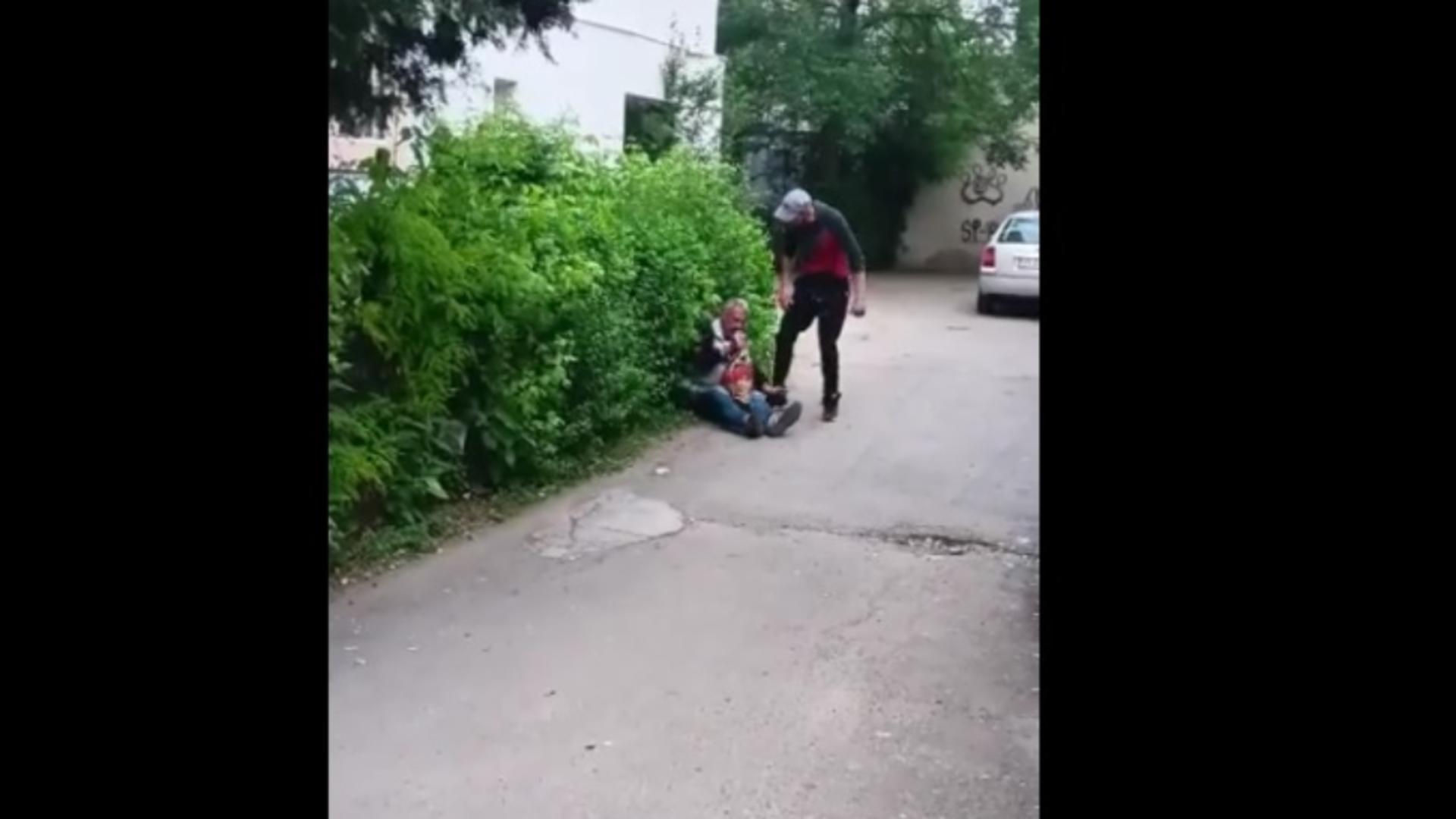 Bătrân bătut cu sălbăticie pe o stradă din Bârlad. Scena, filmată de fiul agresorului 