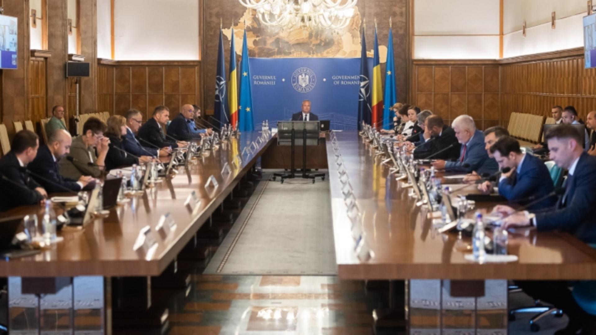 AVERILE miniștrilor din Guvernul României: Care sunt cei mai „săraci” - Veniturile uriașe nu apar în declarațiile oficiale