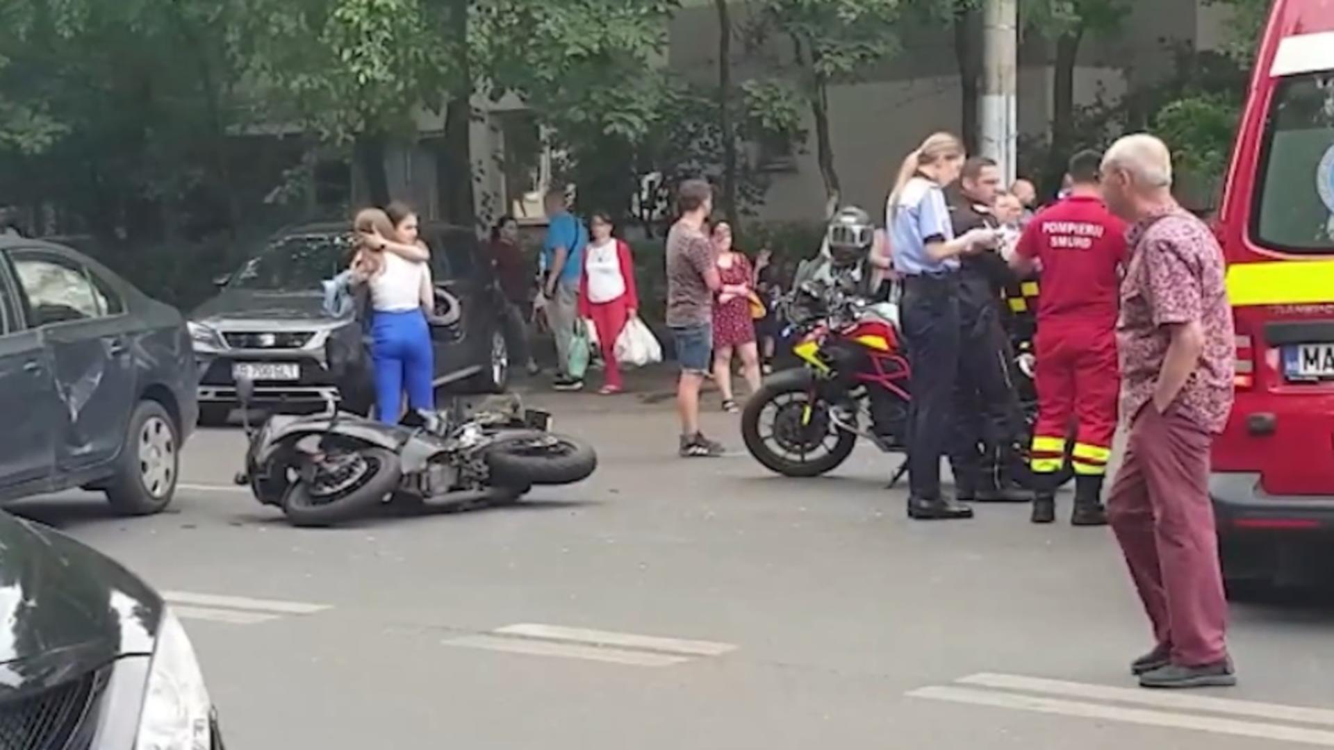 Accident grav în Capitală: un motociclist a ajuns la spital după ce a fost LOVIT de o mașină