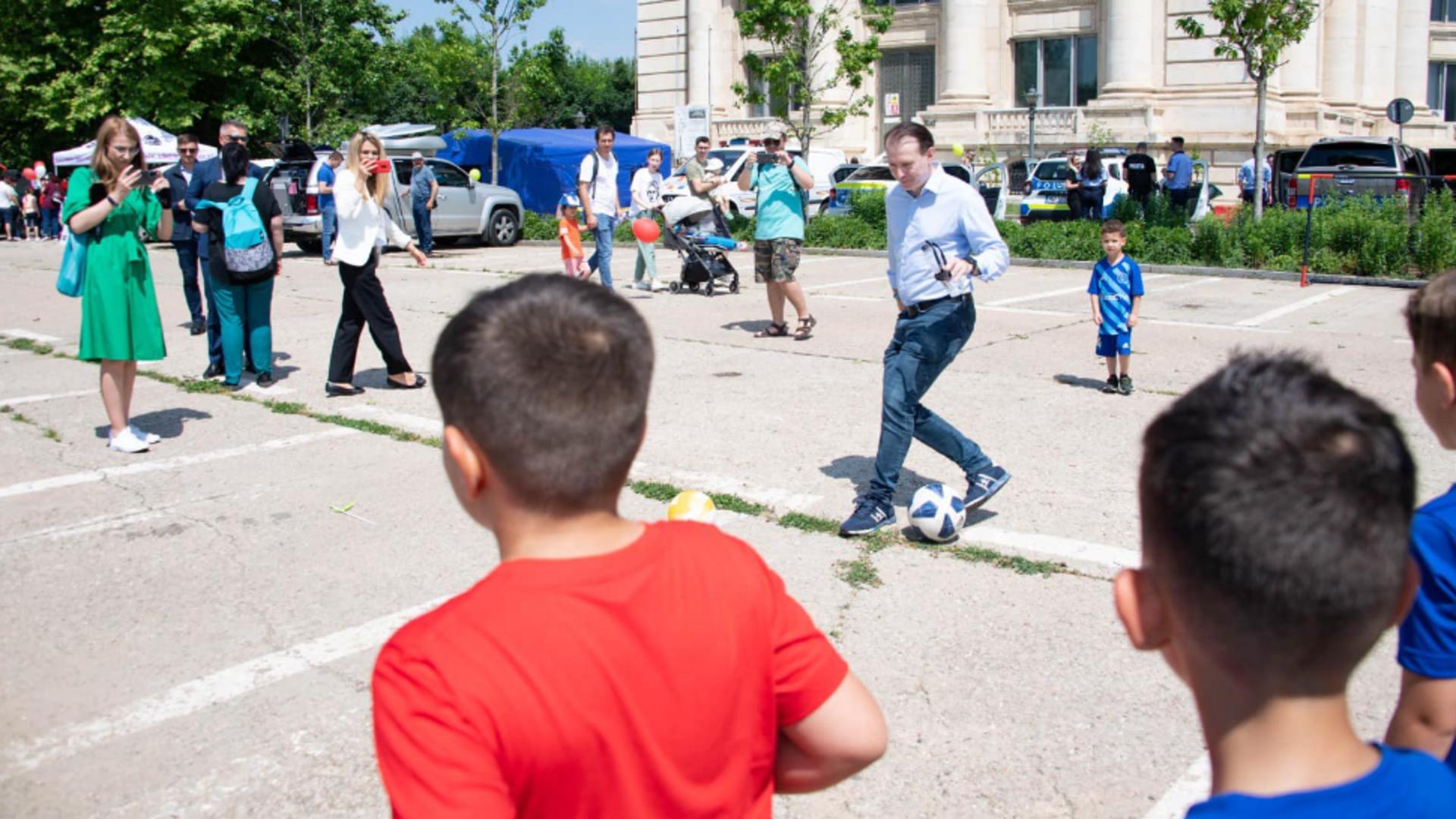 Marcel Ciolacu, Florin Cîțu, pe trotinetă și cu mingea de fotbal de 1 iunie, la Parlament Foto: Facebook.com