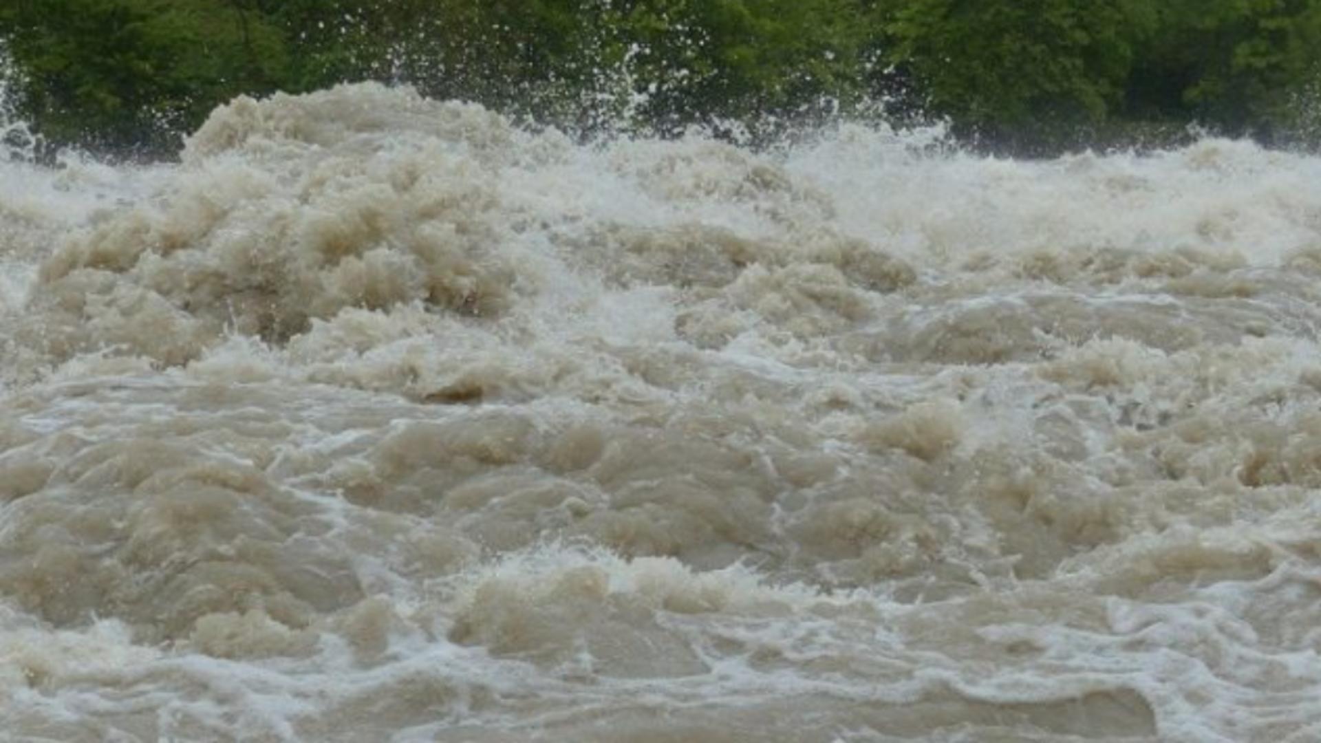 RISC de inundații după ploile torențiale în 8 județe din țară - ZONELE vizate de Codul galben