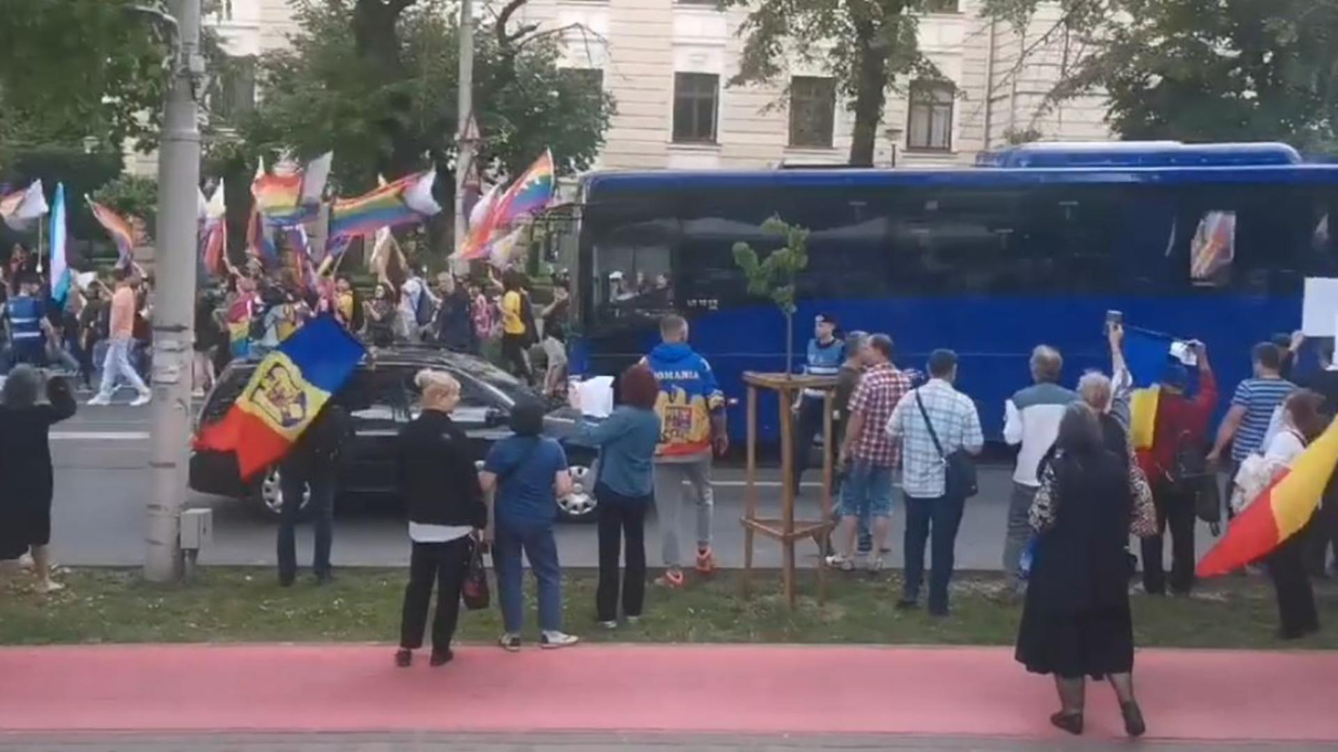 Contre între reprezentanții Iași Pride și contestatari ai evenimentului. Foto/Captură video