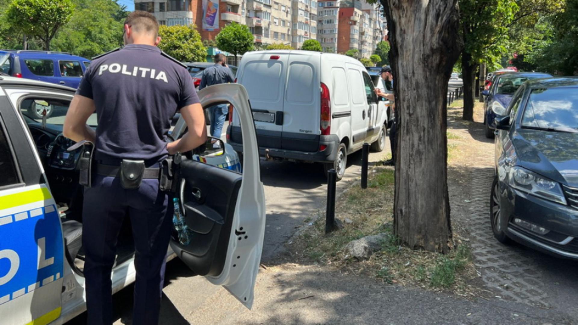 O șoferiță care a parcat neregulamentar s-a blocat în mașină / Foto: ebihoreanul.ro