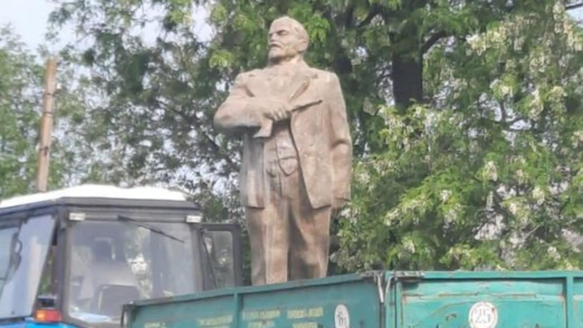 Lenin in remorcă