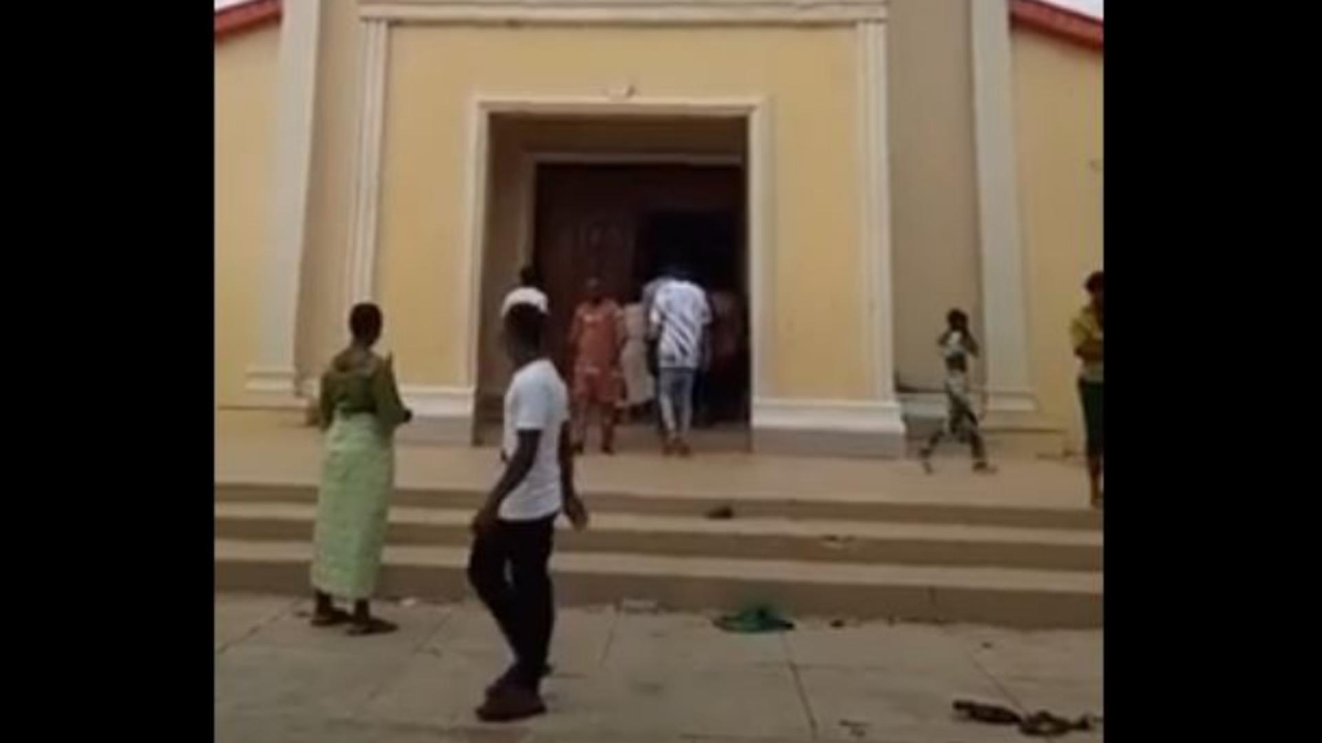 Atac armat în biserică. Foto/Captură video