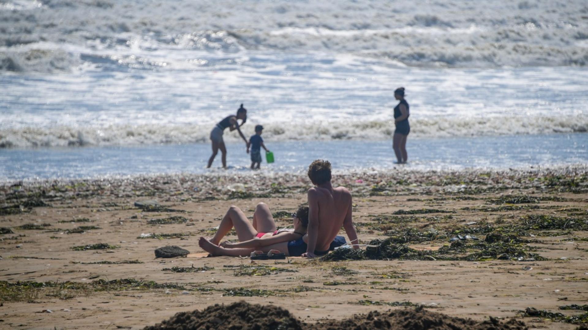 Cum arată o plajă pe care ruşii şi-au aruncat ani la rândul sticlele de vodcă / Foto: Profi Media
