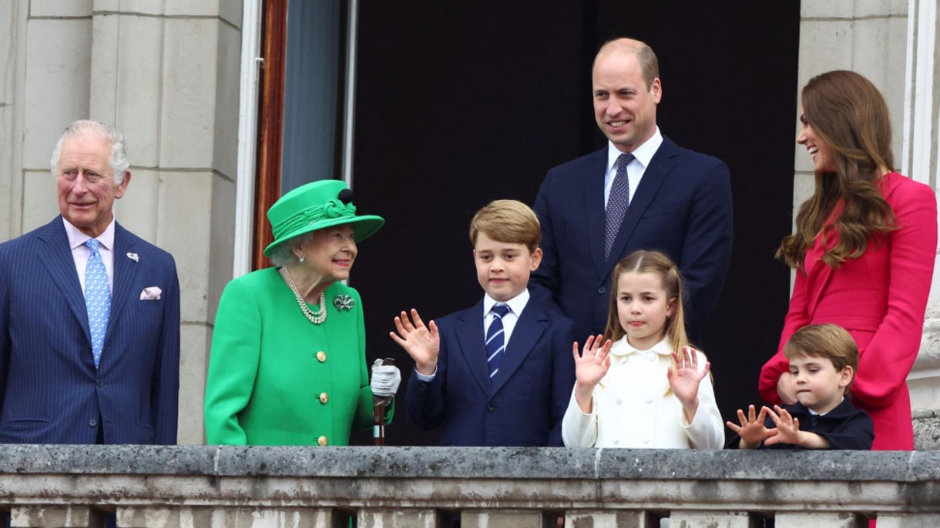 Regina Elisabeta alături de familie în balconul Palatului Buckingham. Foto/Profimedia