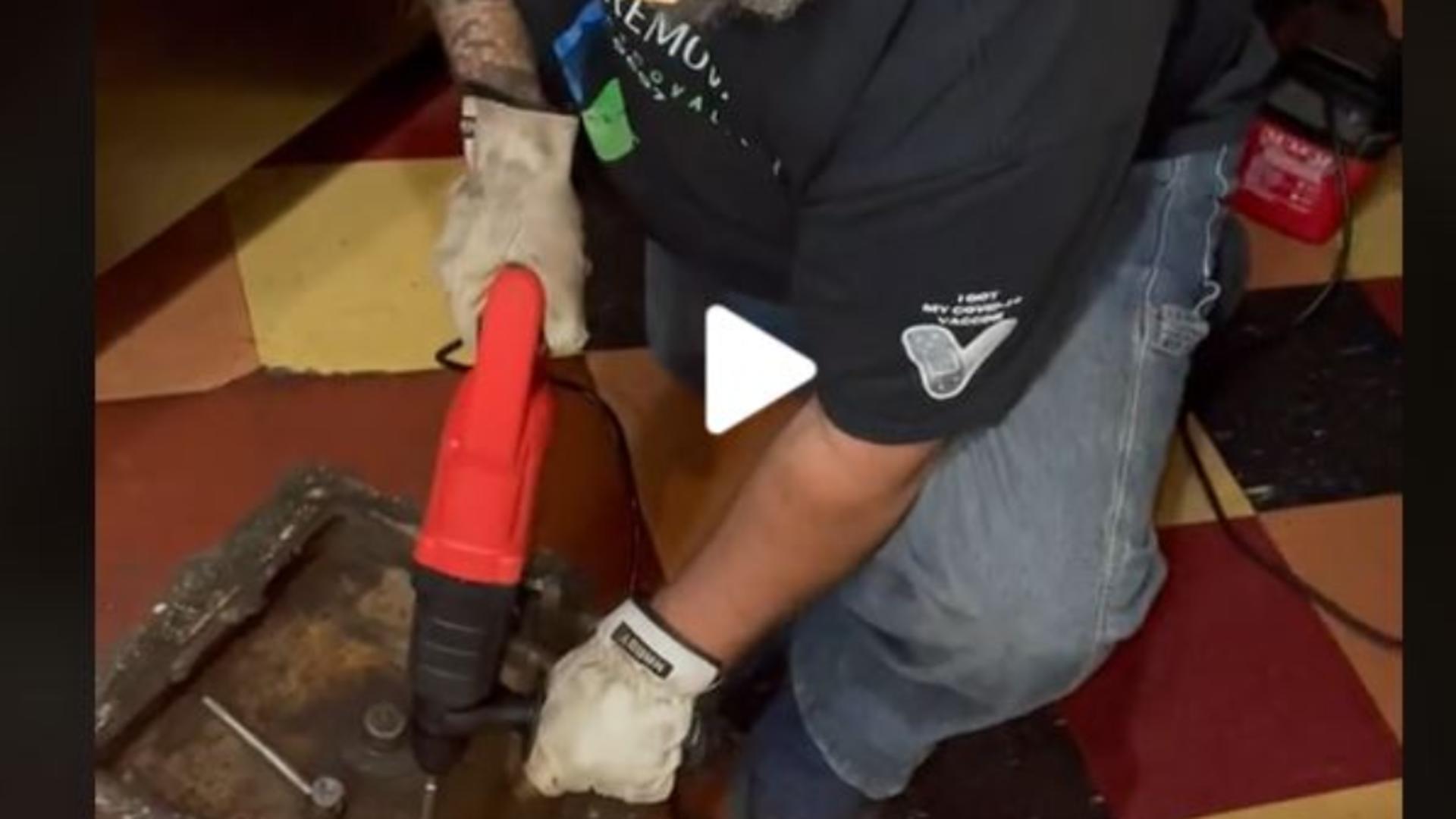 VIDEO – După 17 ani au descoperit un seif în podeaua magazinului – Au săpat pentru a-l scoate la suprafață și l-au deschis cu greu – Ce era înăuntru