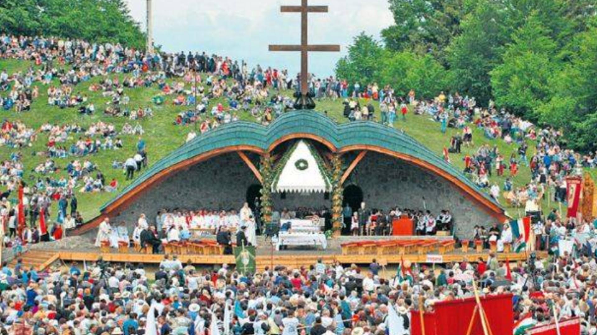 Cel mai mare pelerinaj catolic din Europa: Zeci de MII de credincioși, la Șumuleu Mic, de Rusaliile catolice