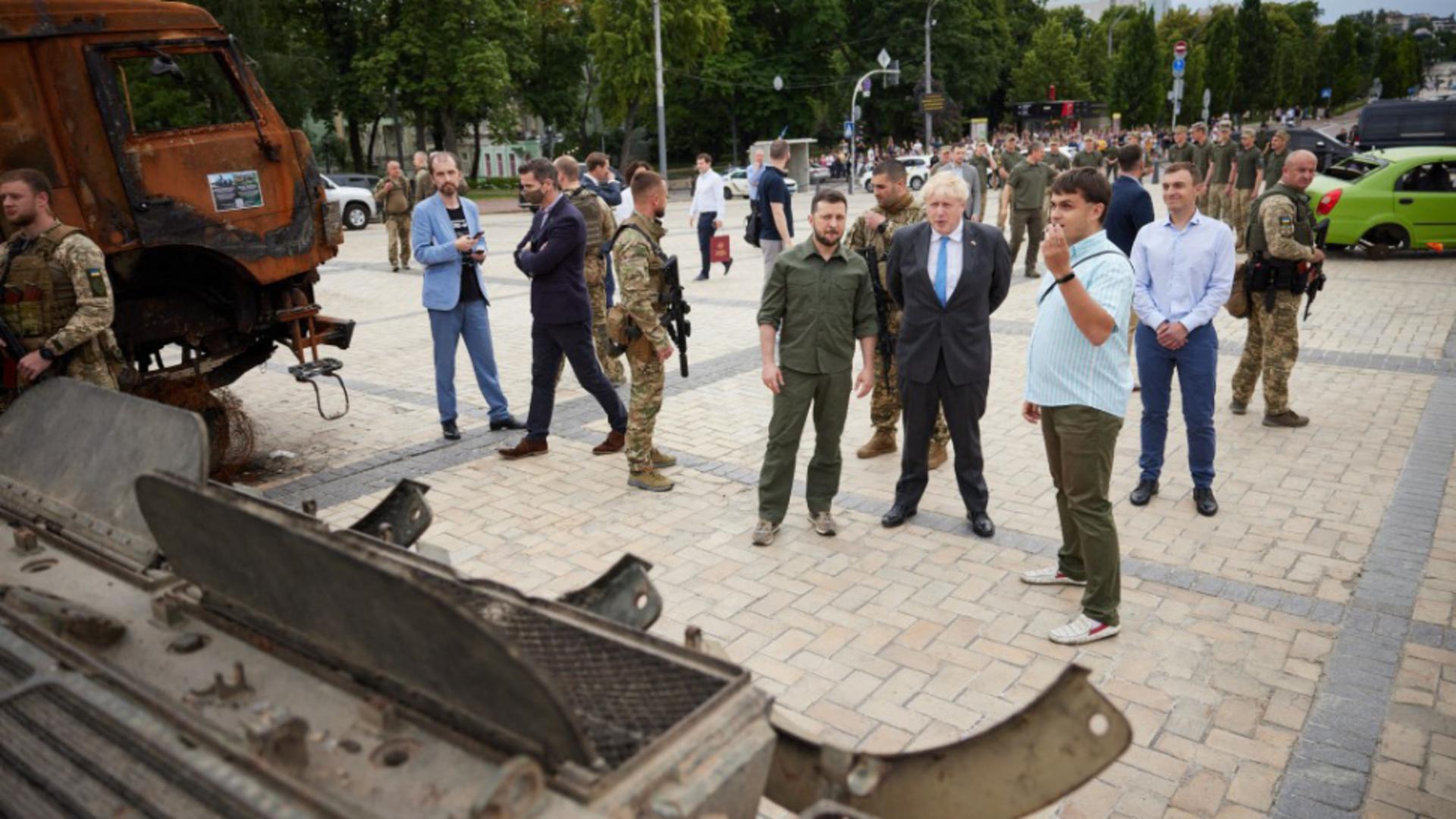 Boris Johnson și Zelenski pe străzile din Kiev. Foto/Profimedia