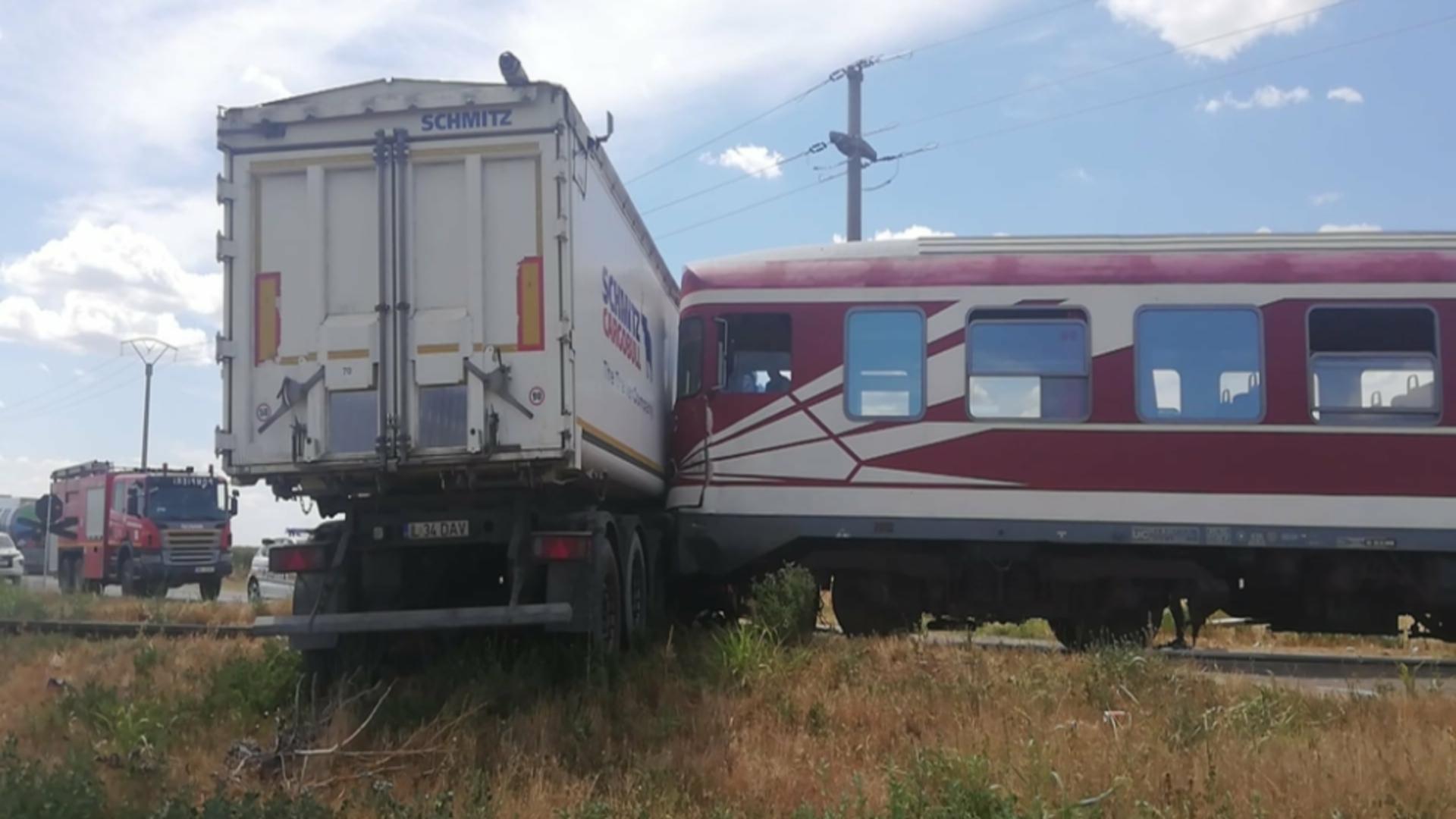 TIR lovit de tren, în Călărași! Șoferul a suferit un ATAC DE PANICĂ: circulația feroviară și rutieră, întrerupte - GALERIE FOTO