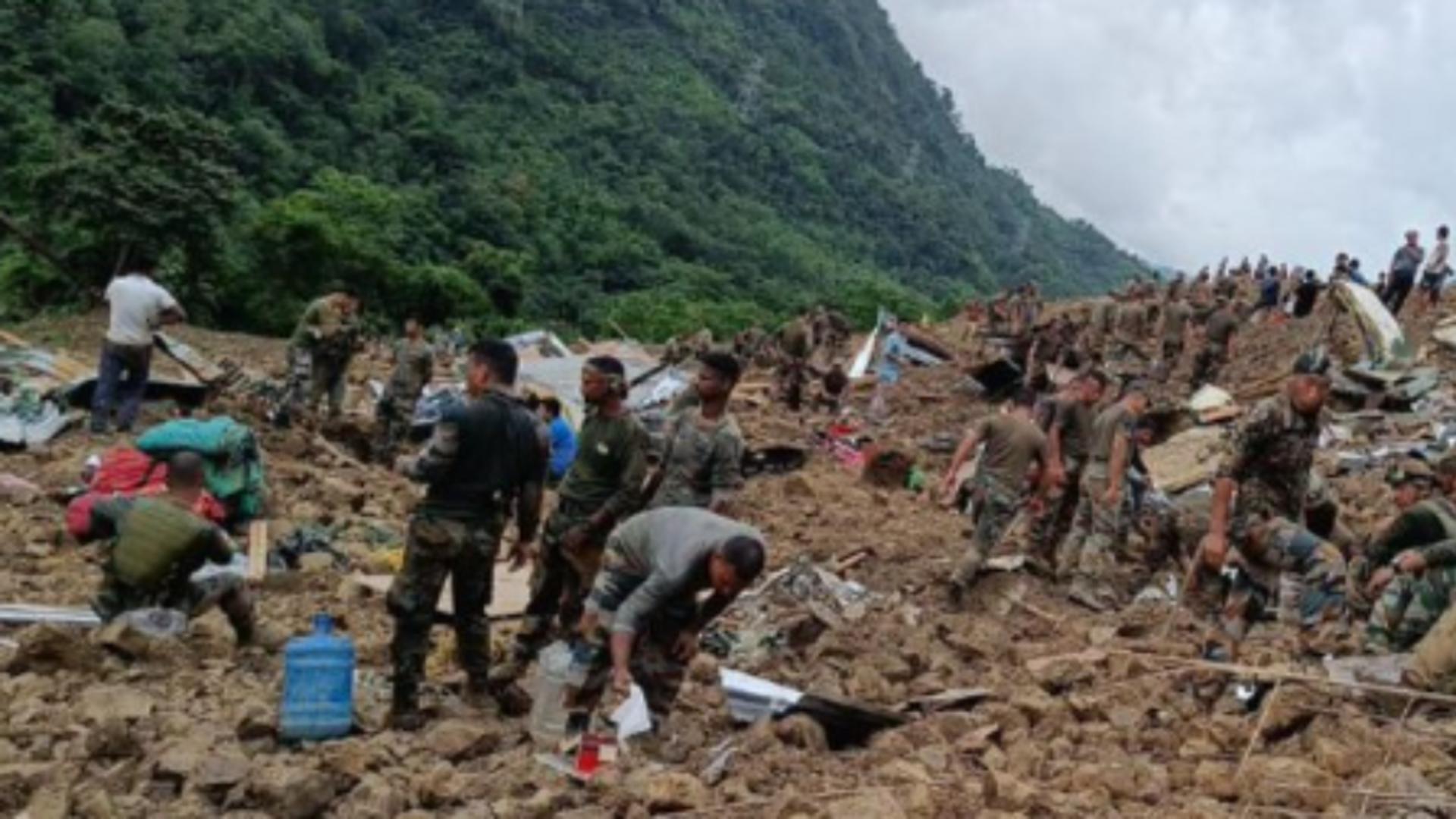 Alunecare teren India/ Captură foto Twitter opindia.com