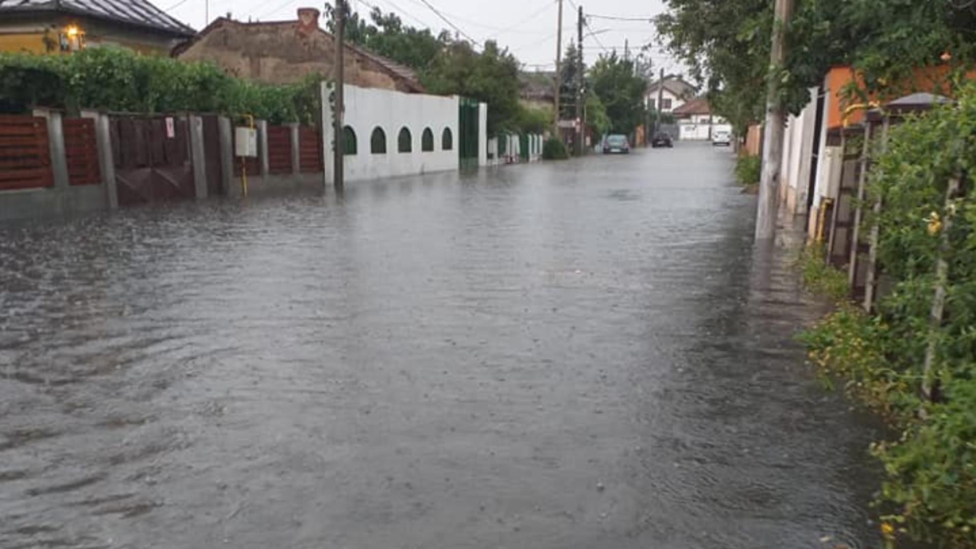 Inundații în Craiova și Drobeta după vremea extremă: Străzi inundate, mașini luate de ape, acoperișuri căzute