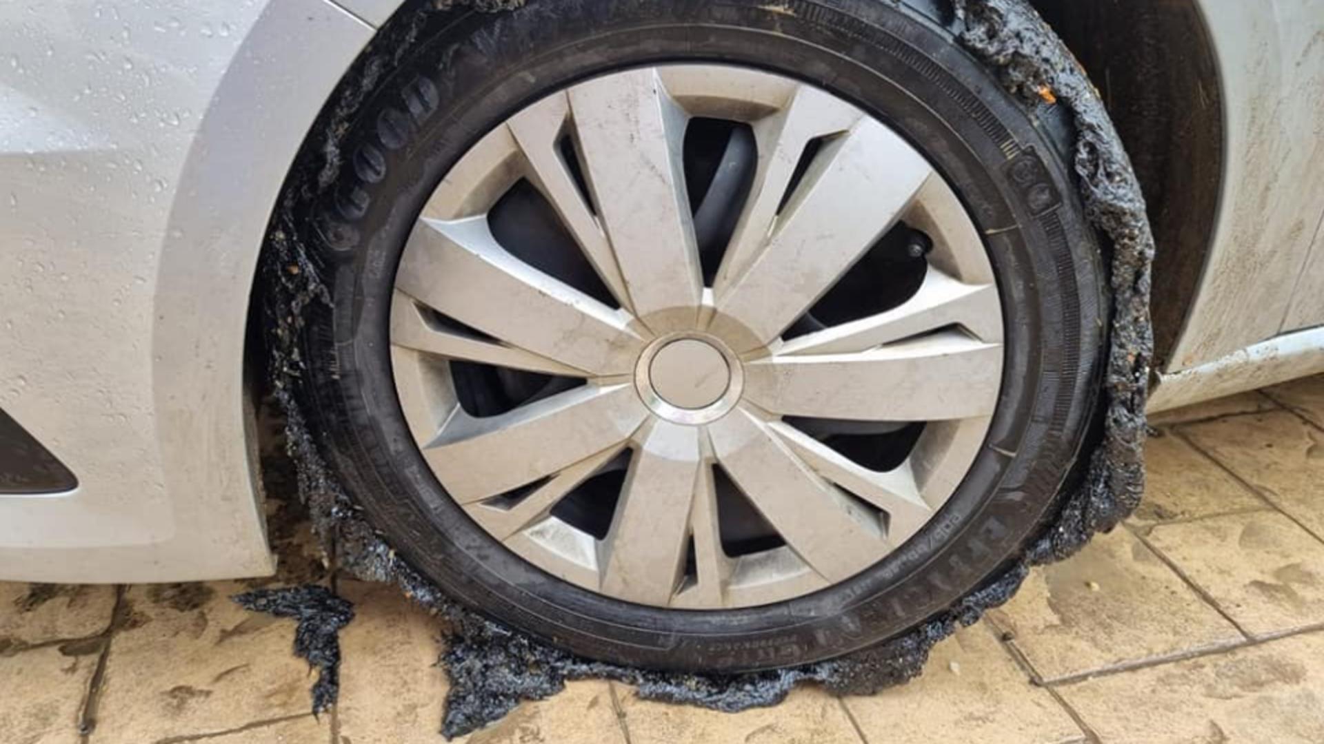 Drum județean din Iași, asfaltat pe ploaie - materialul, luat pe roți de șoferi