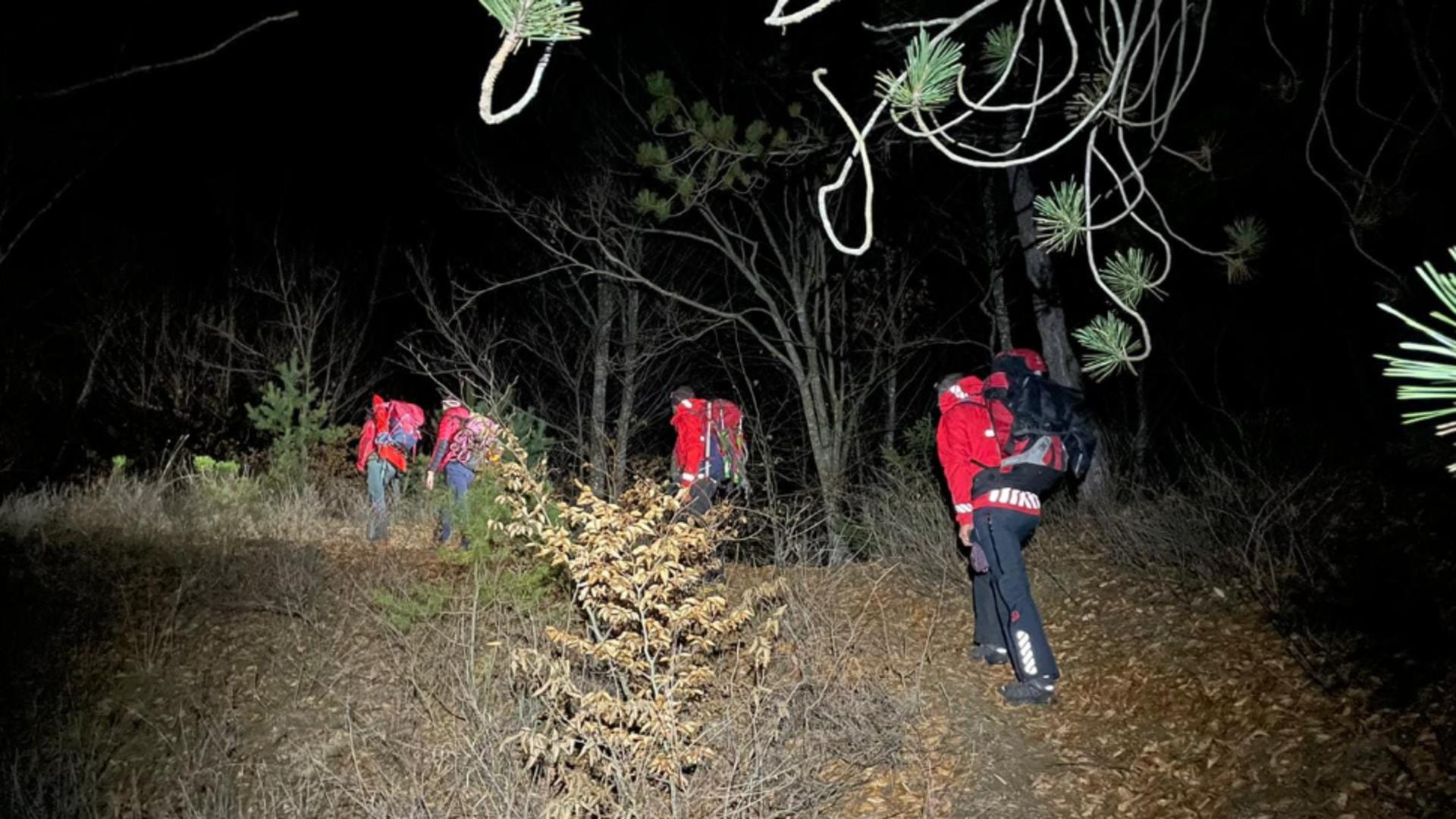 4 tineri fără experiență pe munte, căutați noaptea de Salvamont spre Vârful Moldoveanu - Al cincilea, epuizat fizic, a fost recuperat