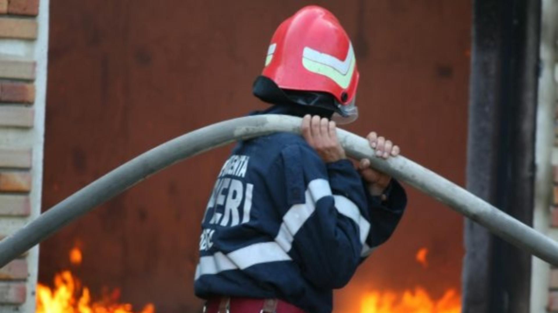 Incendiu VIOLENT la banda transportoare a unei fabrici de ciment de lângă Deva. Pompierii s-au luptat cu FLĂCĂRILE timp de 4 ore