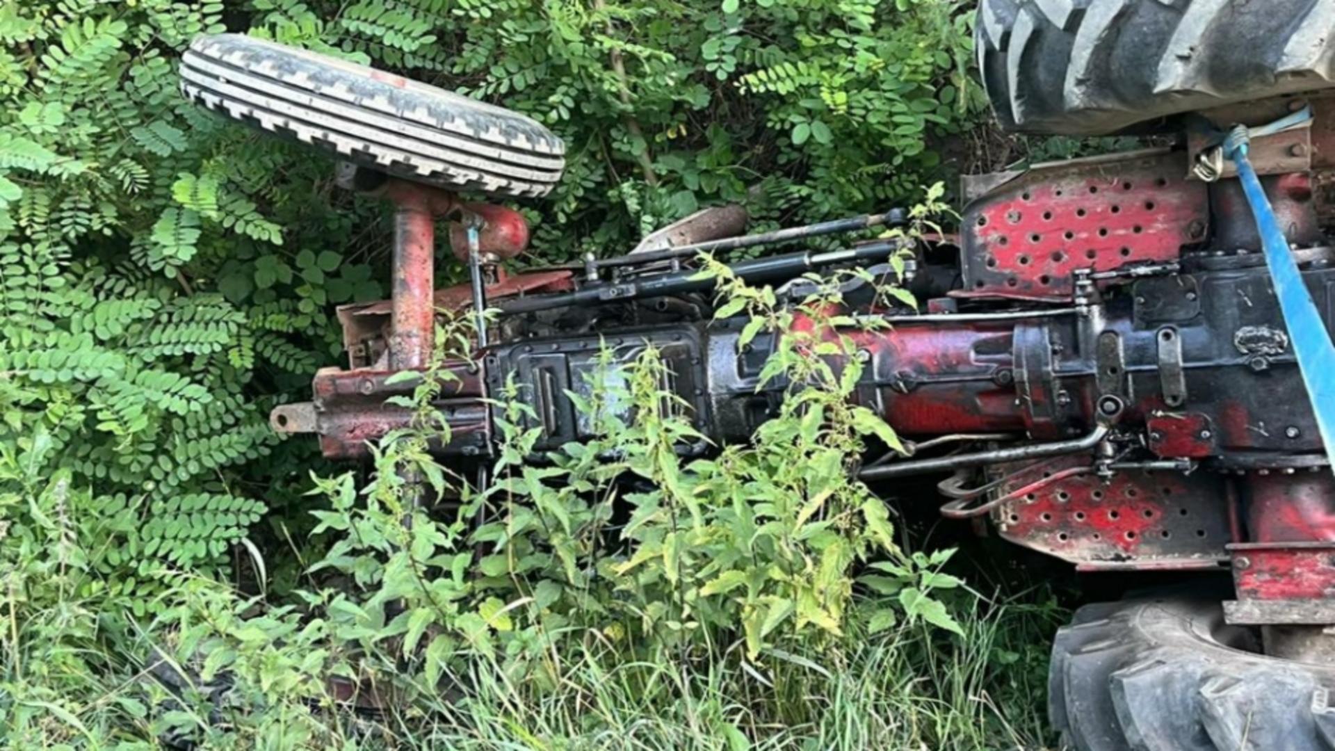 Tractor răsturnat/ Foto: ISU Mureș