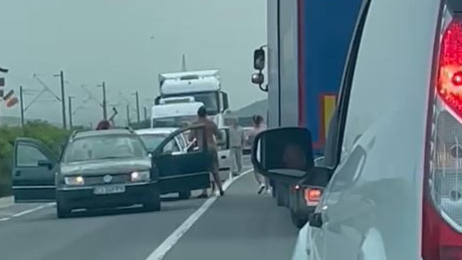 Scandal cu TOPORUL în trafic - Șoferul din Cluj s-a ales cu dosar penal după incidentul violent
