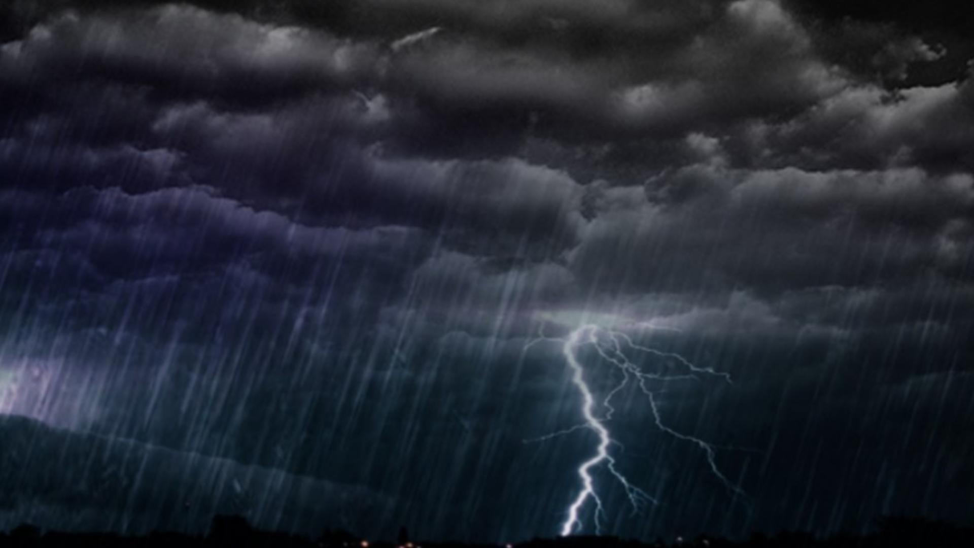 Caniculă în România. Al doilea COD ROȘU emis sâmbătă de meteorologi - Vijelii și ploi torențiale în județul Bacău