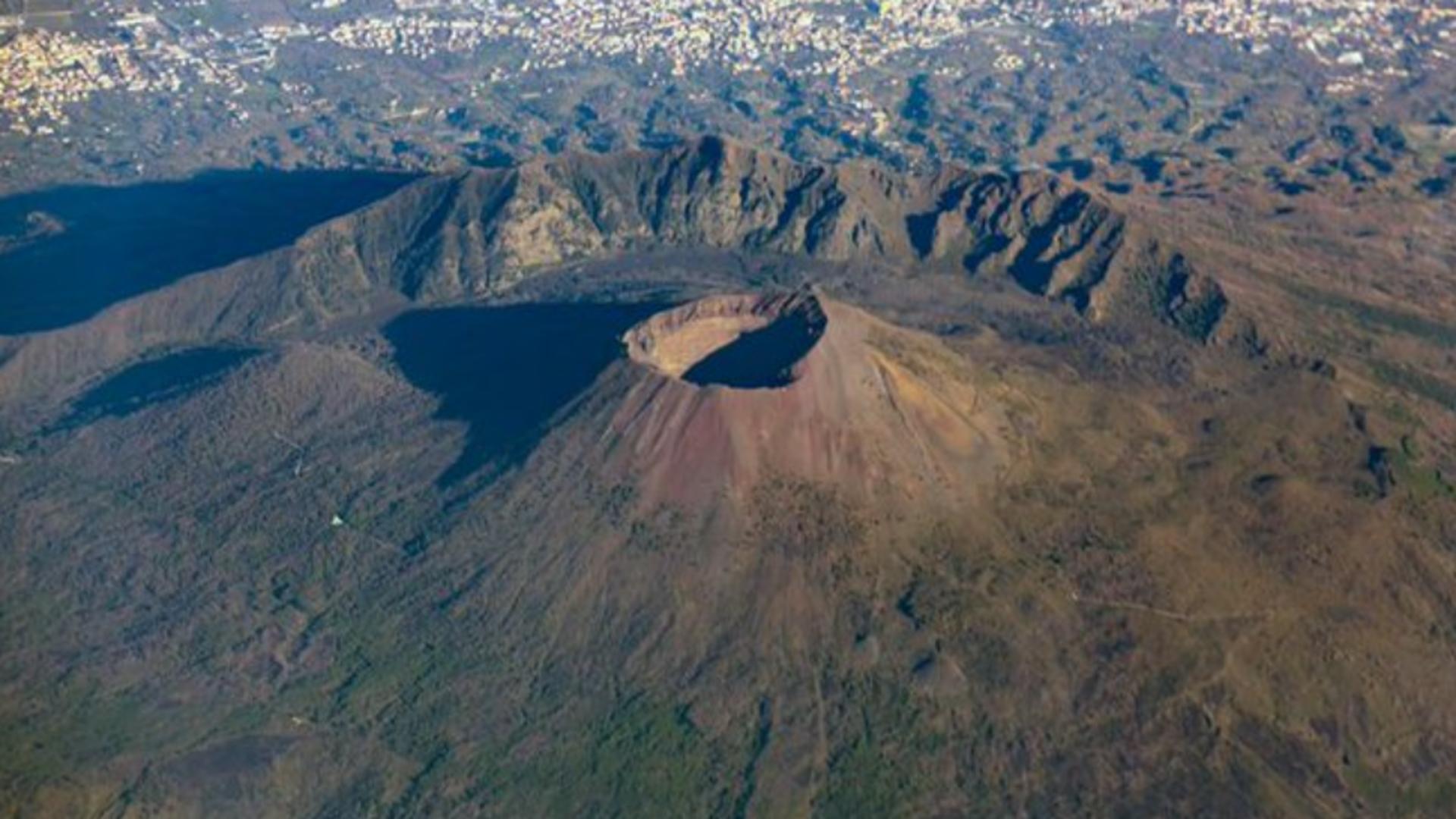 Un american și-a riscat viața pentru un selfie - A căzut în craterul vulcanului Vezuviu
