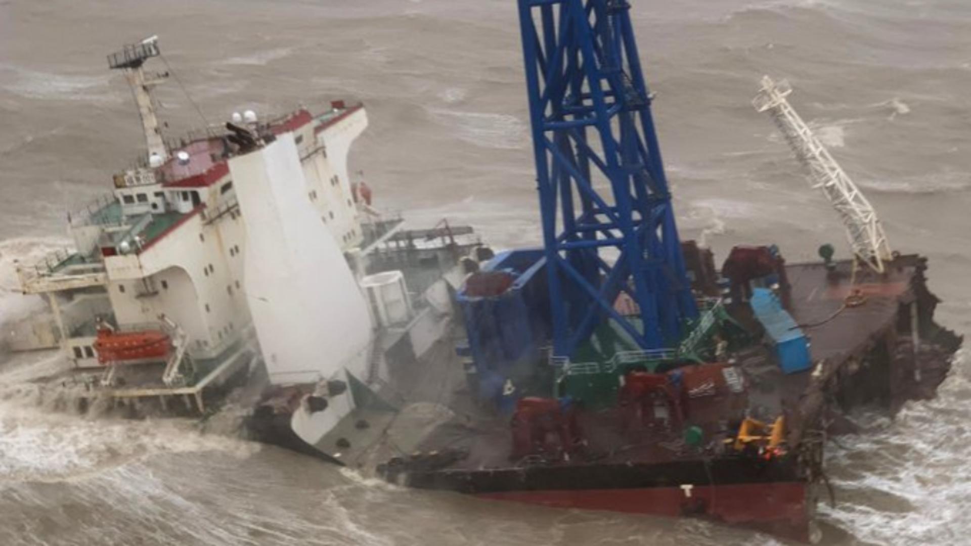 Navă ruptă în două de taifun în Marea Chinei de Sud - 27 de marinari, dați dispăruți. Scene dramatice de salvare