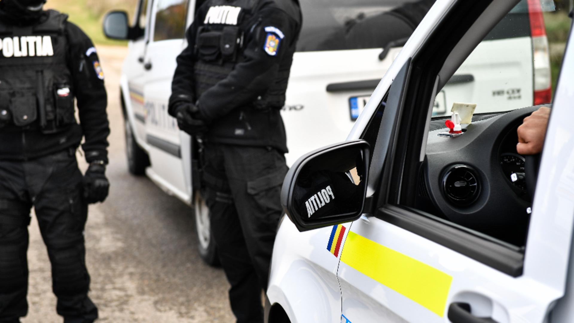 Percheziții la traficanții de țigări din Timișoara. Mascații au spart mașinile cu răngile/ Foto: Inquam Photos