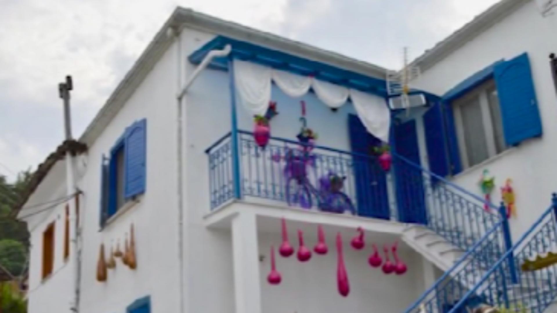 Cea mai fotografiată casă din Grecia este de vânzare! Imobilul este încadrat de un peisaj de vis, cu vedere la mare