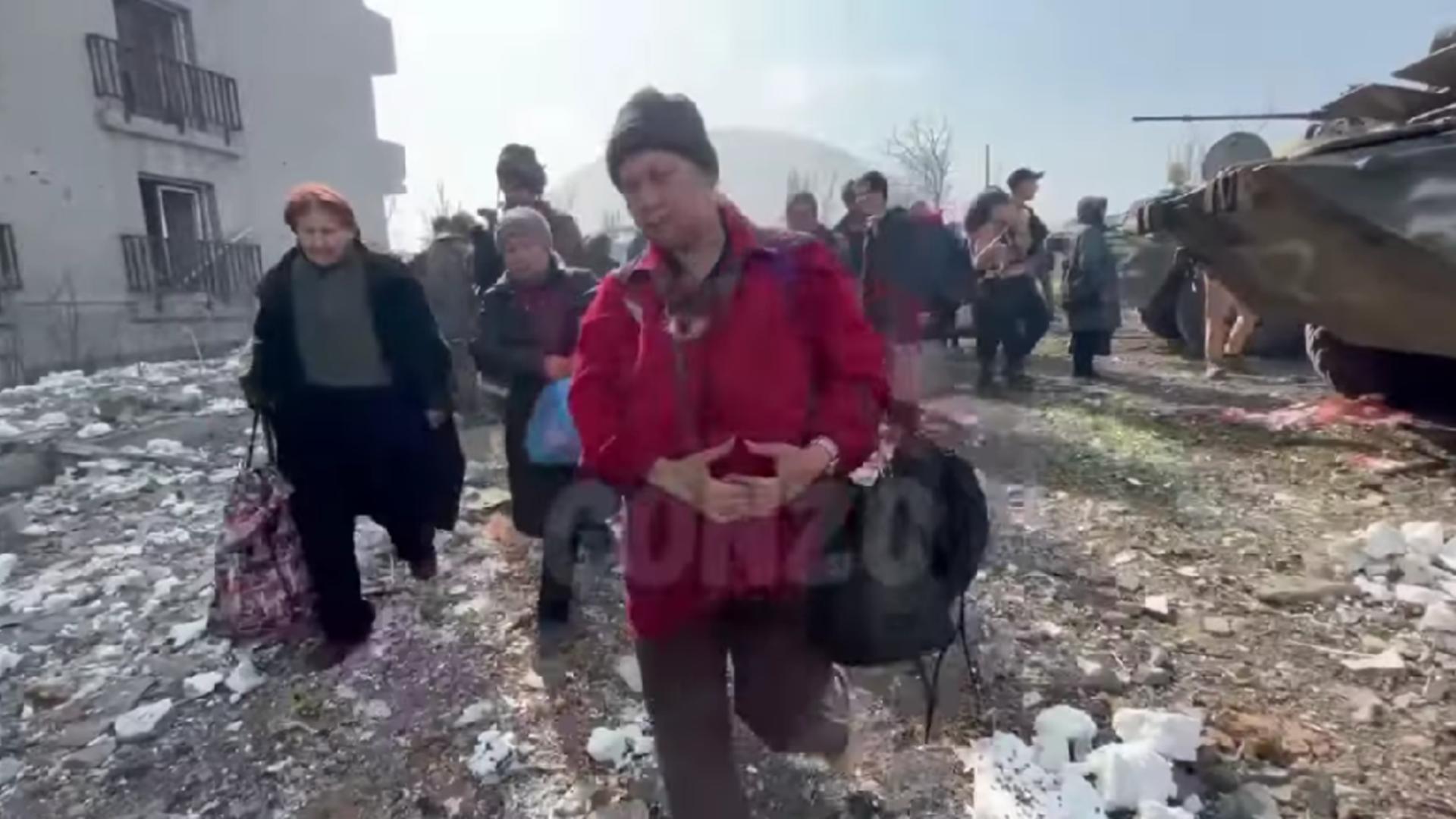Civili evacuați din Azovstal de armata rusă/ Captură Youtube