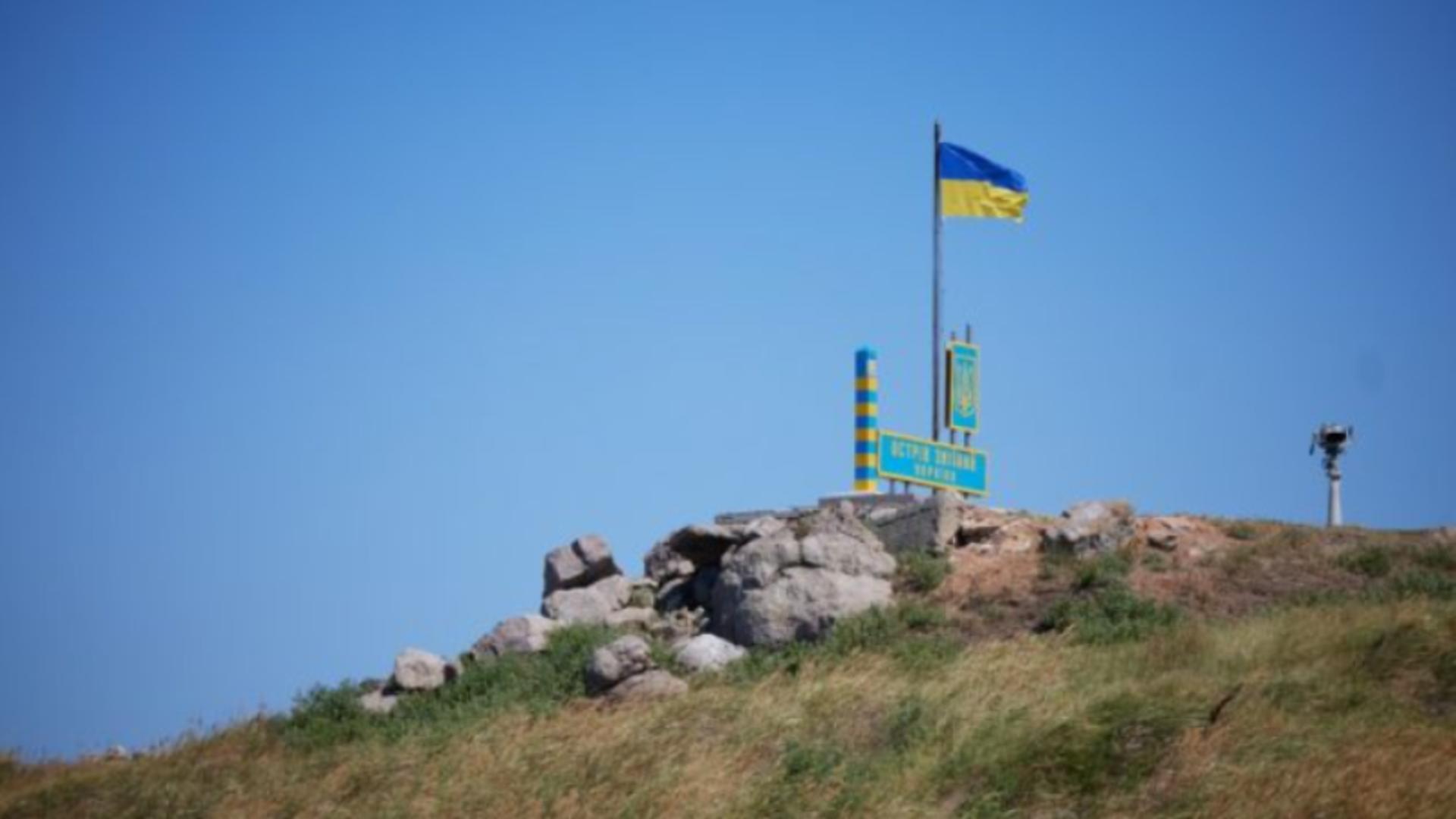 Steagul Ucrainei arborat pe Insula Șerpilor / Captură foto