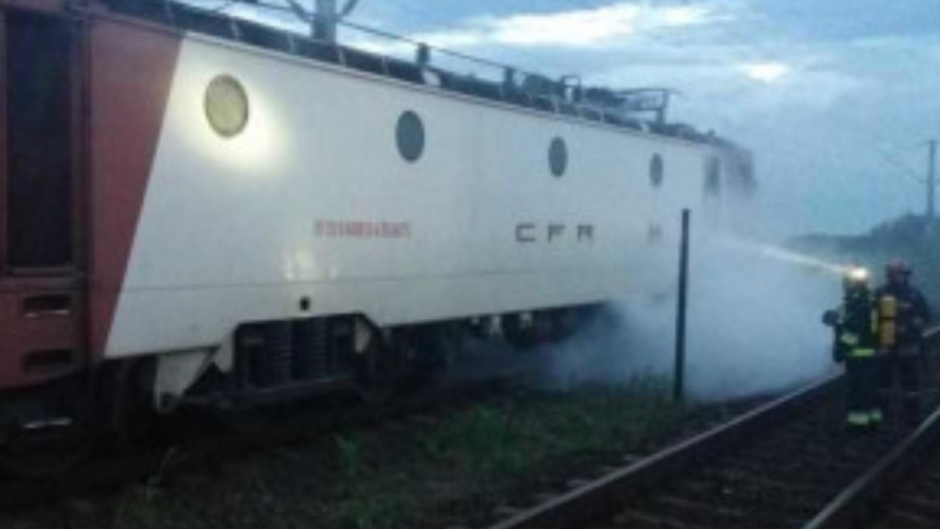 Alertă la Vaslui: A luat foc locomotiva unui tren - Pompierii intervin pentru a stinge flăcările