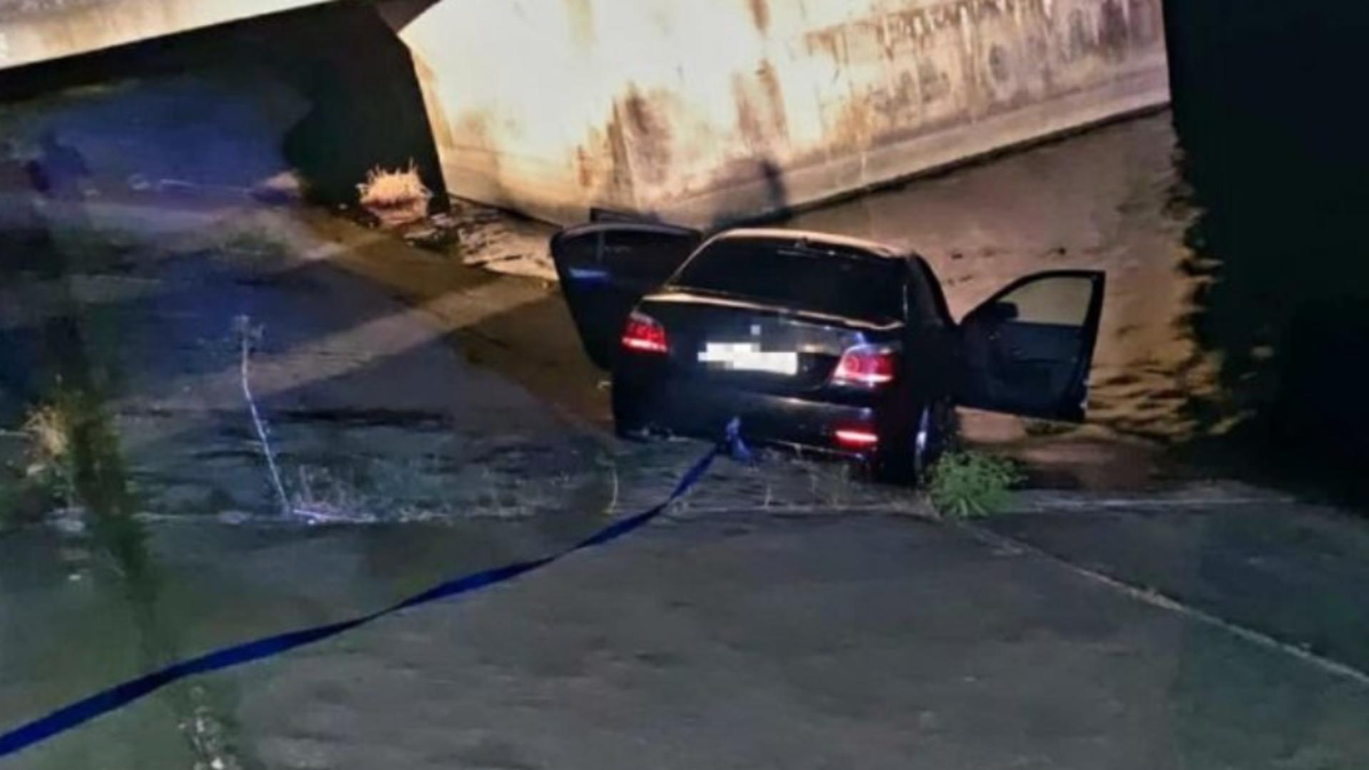 Accident la barajul Mihăilești! Intervenție amplă după ce o mașină a căzut în râul Argeș. În ce stare e șoferul