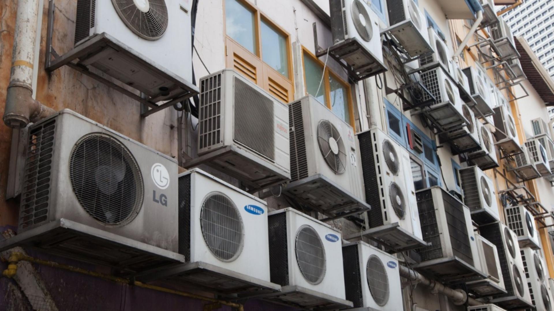 Clădiri „acaparate” de aparate de aer condiționat. Foto/Profimedia