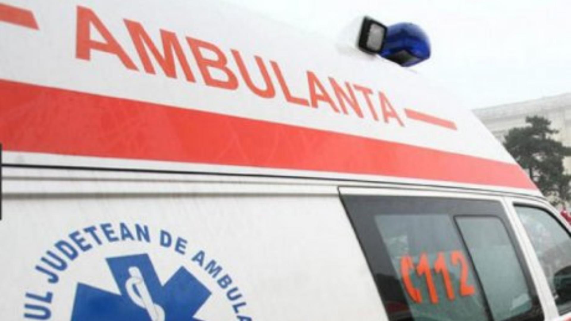 Un bărbat a fost lovit de o ambulanță în plină zi 