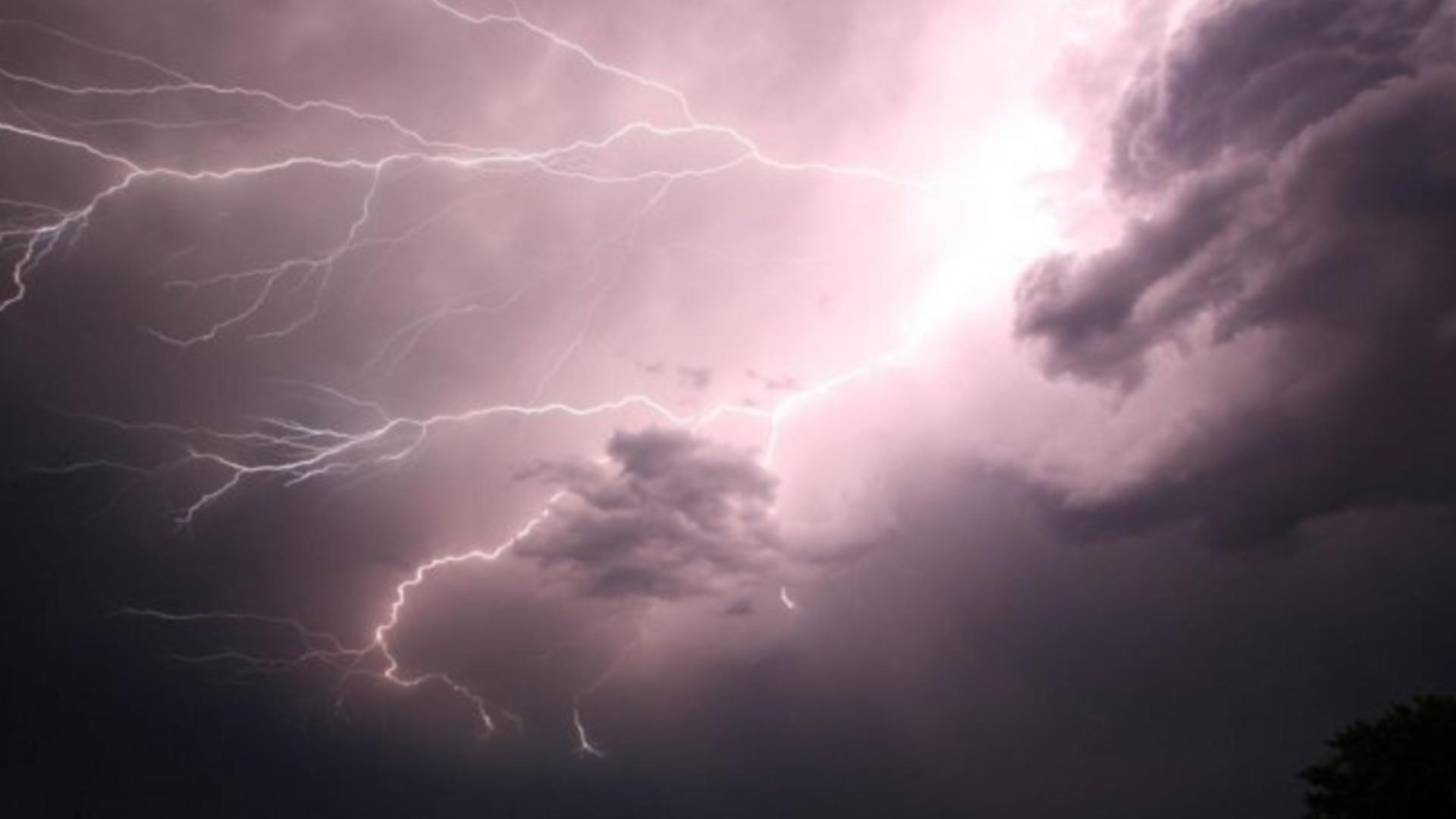Cod ROȘU de vijelii, furtuni și grindină în județul Neamț - Mesaj RO-ALERT, emis în mai multe localități