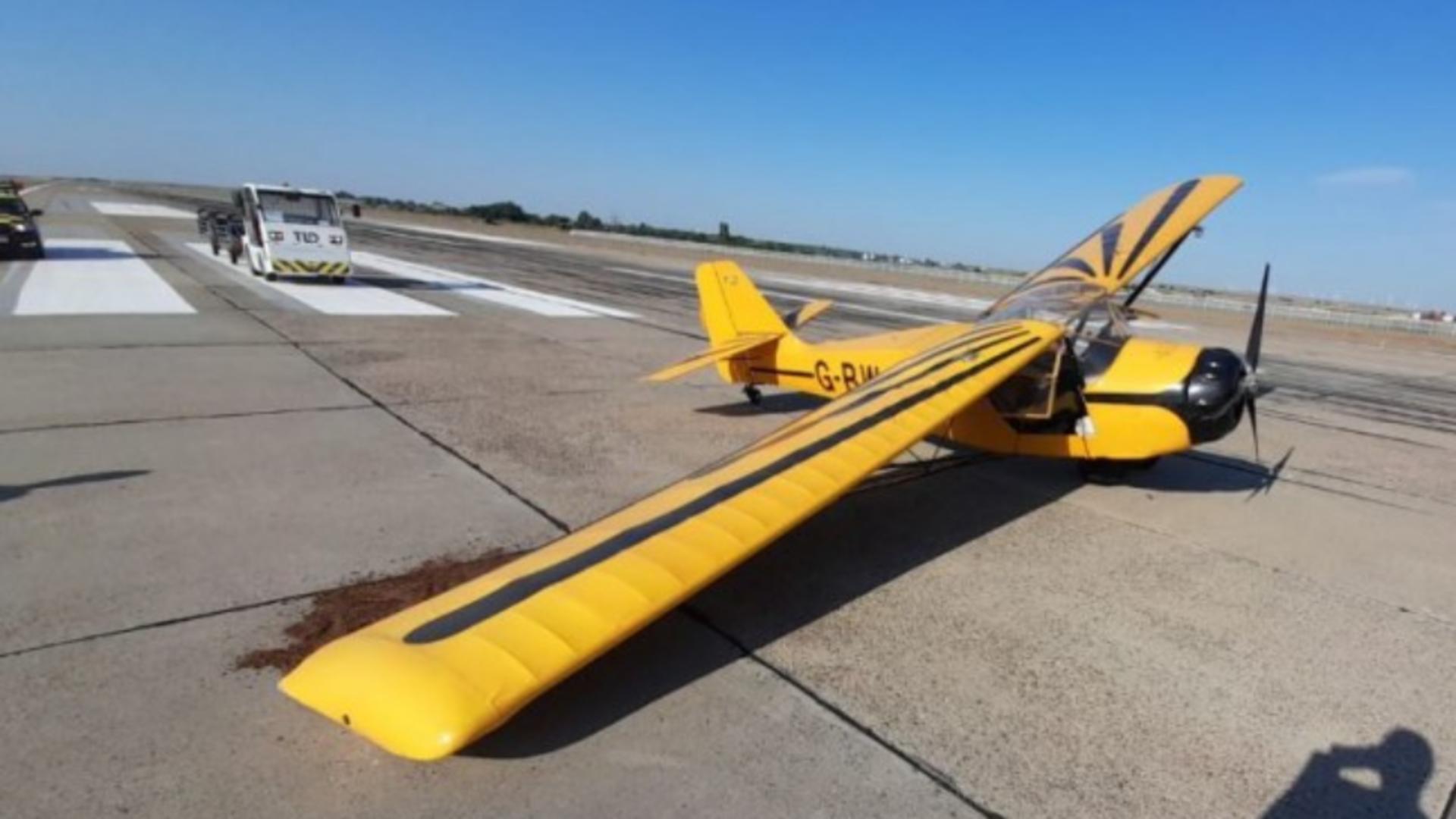 Incident pe Aeroportul Mihail Kogălnicenu! Un avion de mici dimensiuni a rămas fără roată - Primele explicații oficiale - FOTO