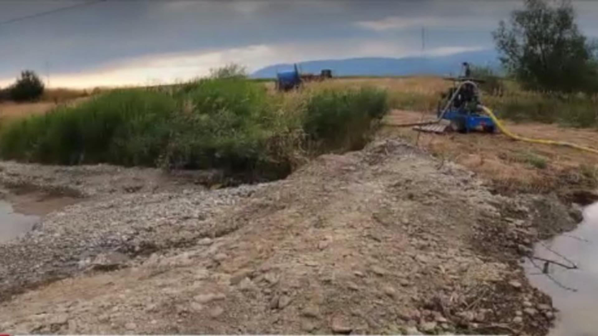 Un fermier a oprit cursul unui râu ca să-și ude cele 80 de hectare de teren agricol