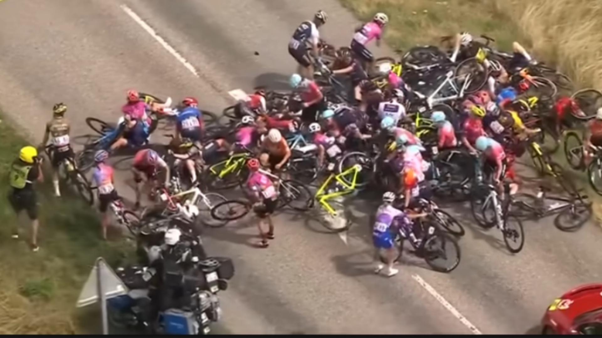 Zeci de cicliste au fost rănite la Turul Franței. Mai multe sportive s-au ales cu răni sau vânătăi - VIDEO