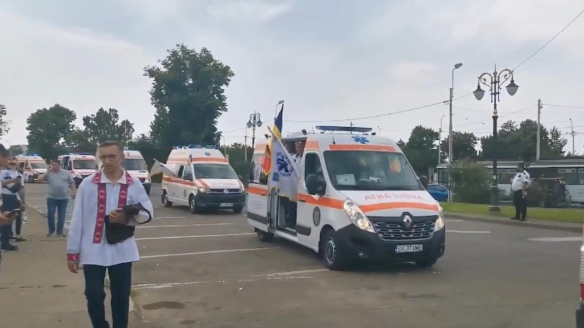 Politicieni PSD și PNL, huiduiți la Iași de Ziua Ambulanței. Protestatarii: „Afară cu OMS din ţară”