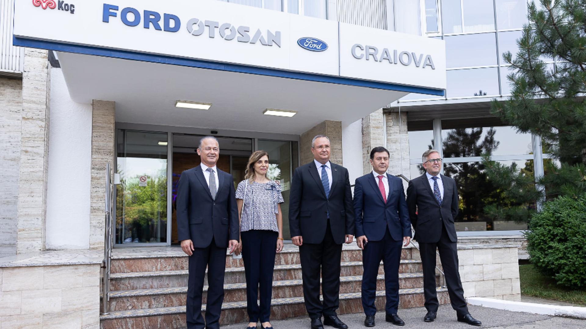 Premierul Ciucă alături de reprezentanții Ford Europa și Ford Otosan. Foto/Guvernul României
