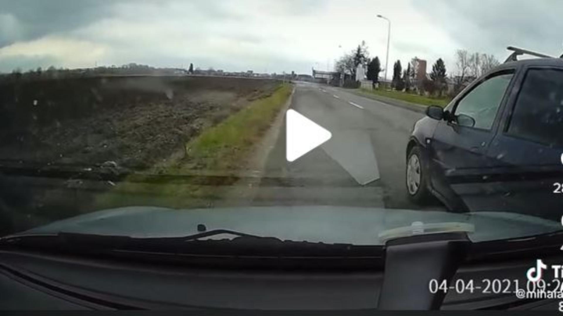 VIDEO – N-a vrut să-l lase să depășească și l-a scos în afară șoselei – Accident spectaculos