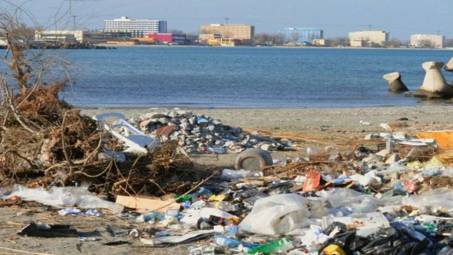 Zeci de tone de deșeuri aruncate de turiști pe plajă și în apa mării