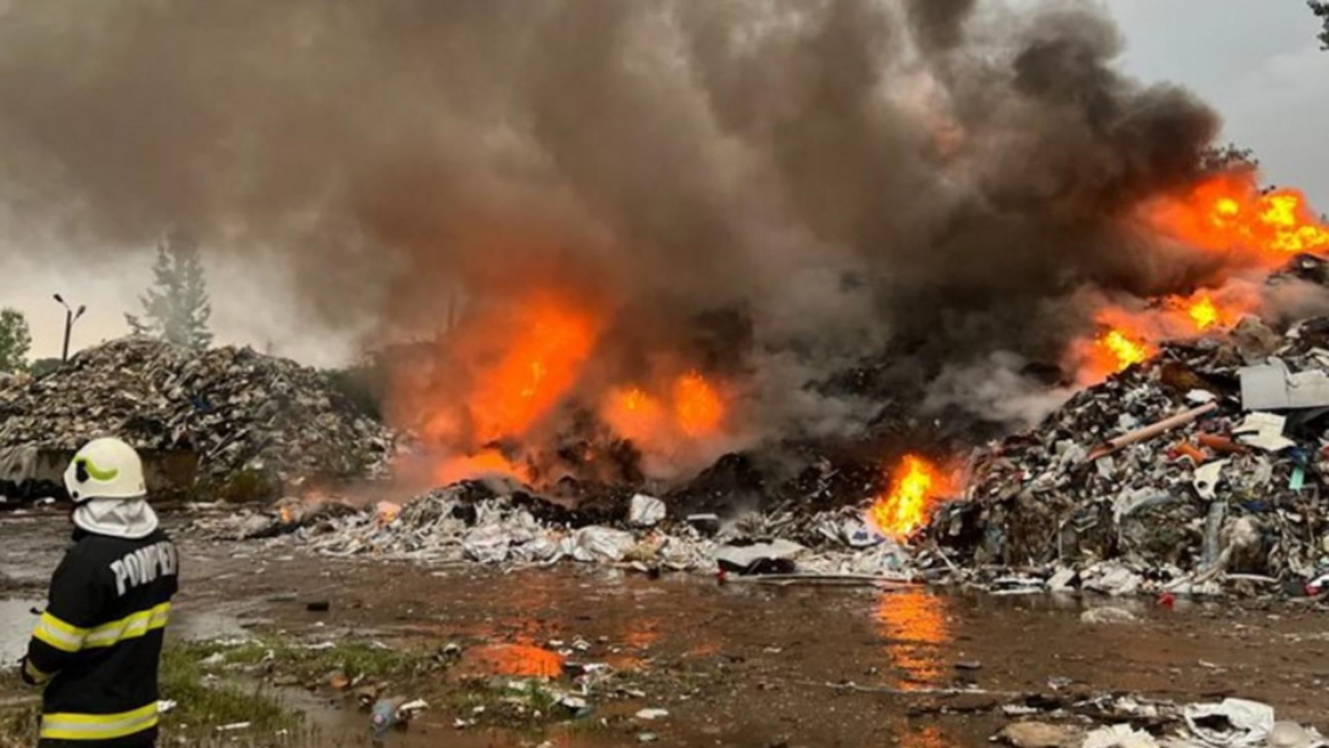 Incendiu la un centru de reciclare din Târgoviște