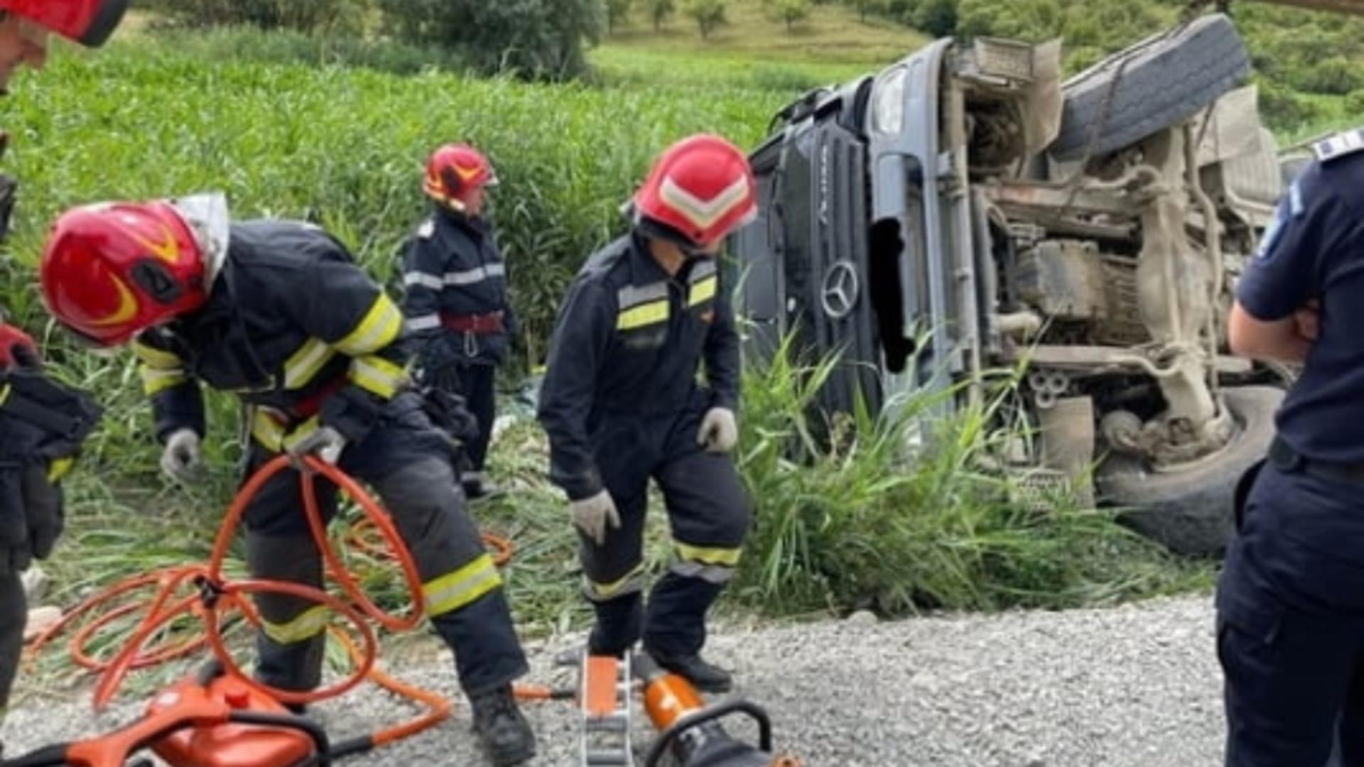 Cisternă cu apă răsturnată, în Bistrița-Năsăud: șoferul a murit strivit